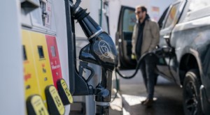 ガソリン価格の上昇により、アメリカ人の間でクレジットカードと「今買って後で支払う」の利用が増加 