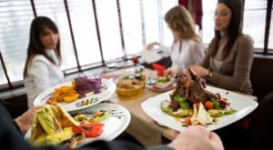 大人向けのヘルシーでお財布に優しいランチのアイデア 