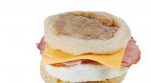 ドライブスルーを克服:マクドナルドの終日朝食に代わる、手早く手頃な価格の代替品 
