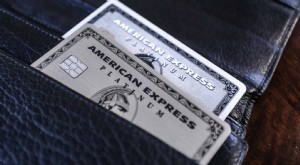 Kreditkortsavgiftshöjningar:Amex &Chases inverkan på branschen 